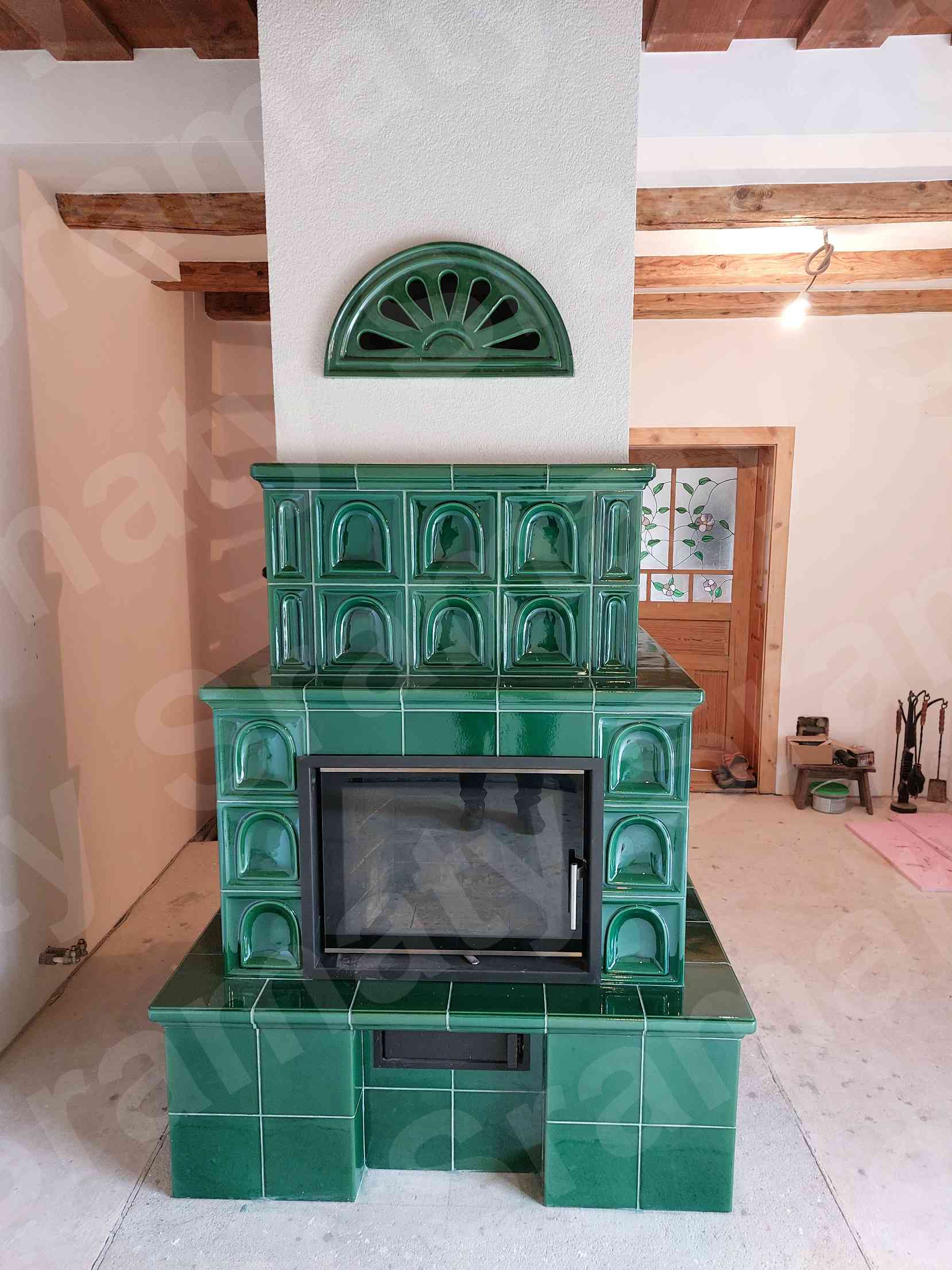 Kachliarska práca pri realizácii krbu